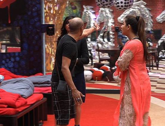 कैप्टेंसी टास्क में आकाश को मिला धोखा, दी शो छोड़ने की धमकी