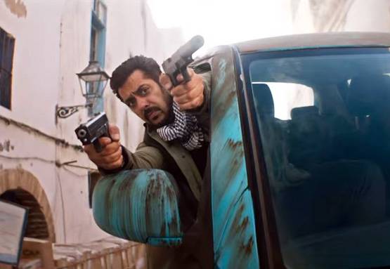 सलमान के फैन्स ने उड़ाया शाहरुख का मजाक, ट्रेंड कर रहा है 'टाइगर'