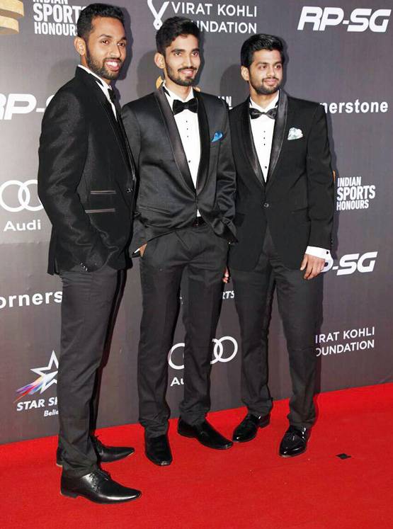 रेड कारपेट पर चमके सितारे, हाथ में हाथ डाले दिखे विराट-अनुष्‍का