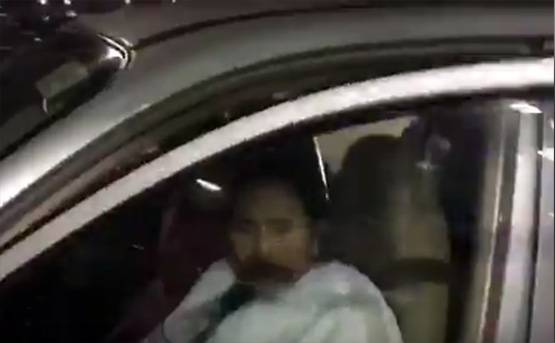 12 Cr की कार से चलने वाले शाहरुख ममता की सैंट्रो से पहुंचे एयरपोर्ट