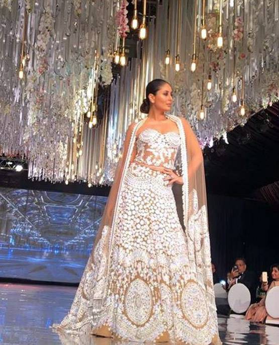 PHOTOS: केन्या में मनीष मल्होत्रा की शो स्टॉपर बनीं करीना कपूर खान