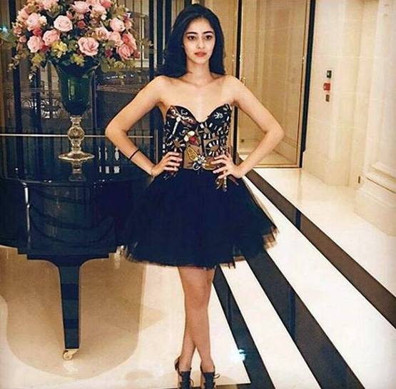 चंकी पांडे की बेटी अनन्या ने ‘le Bal’ में किया डेब्यू, देखें PHOTOS