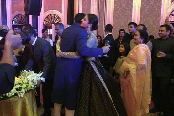 जहीर-सागरिका की रिसेप्शन पार्टी में जमकर थि‍रके विराट-अनुष्का