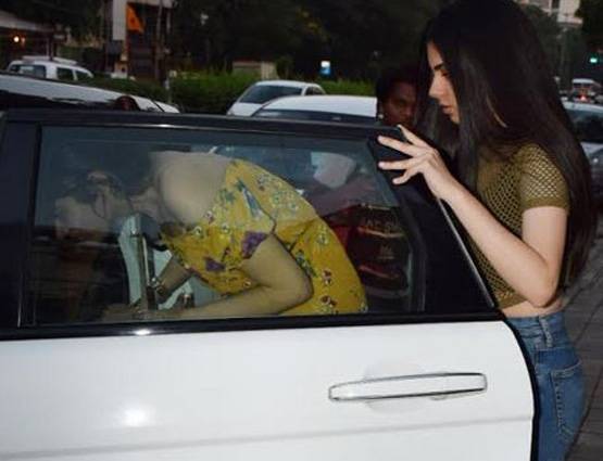 बिना मेकअप बाहर थीं श्रीदेवी की बेटी, कैमरे से छिपाने लगीं मुंह