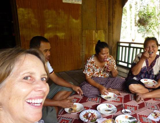 जमीन पर बैठकर खाना खाने से सेहत को होते हैं इतने फायदे!