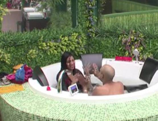 टब में नहा रही थीं अर्शी, आकाश ने घुसकर की बदतमीजी, हुईं नाराज