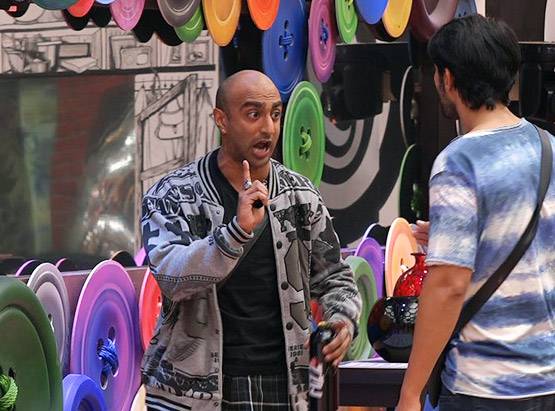 गुस्साए सलमान ने छोड़ा सेट, वजह है आकाश-पुनीश की डर्टी फाइट