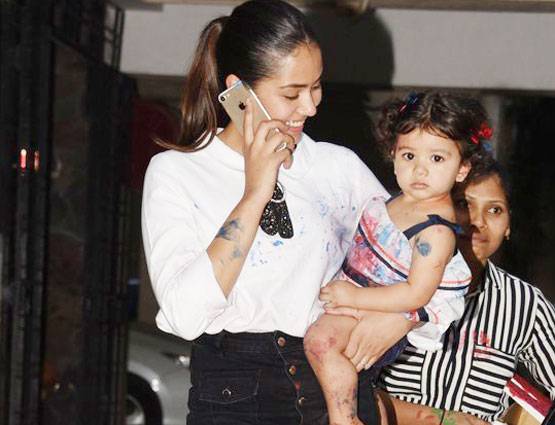 बर्थडे पार्टी में शाहिद की बेटी ने किया मम्मी को पेंट, देखें PHOTOS