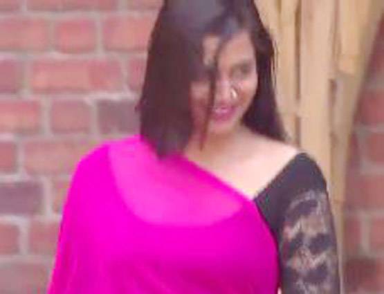 Bigg Boss के घर में पूल पार्टी, साड़ी में नजर आईं अर्शी खान