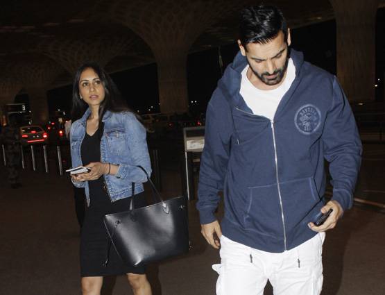 जॉन अब्राहम और प्रिया रुंचाल के बीच सब ठीक, ये तस्वीरें हैं सबूत