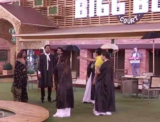 Bigg Boss: निजी कमेंट पर भड़कीं अर्शी, कहा- फेंक कर मारूंगी जूता