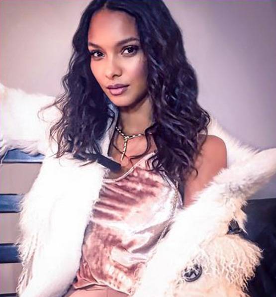 इस सीक्रेट फैशन शो का मंच तैयार, ये मॉडल पहनेगी लाखों की लॉन्‍जरी