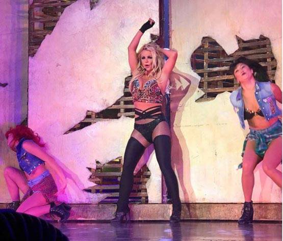 कंसर्ट के दौरान स्लिप हुई ब्रि‍टनी स्पीयर्स की ड्रेस, PHOTOS