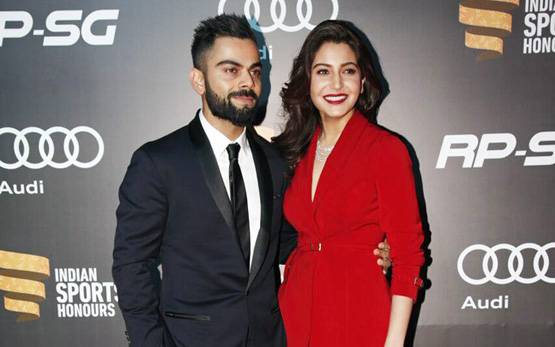 रेड कारपेट पर चमके सितारे, हाथ में हाथ डाले दिखे विराट-अनुष्‍का