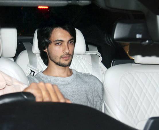 सलमान के घर संगीता की वापसी, पिता के बर्थडे में पहुंचीं