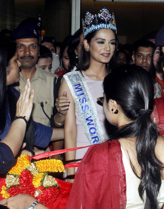दुनिया जीतकर लौटीं MISS WORLD मानुषी, देखें PHOTOS