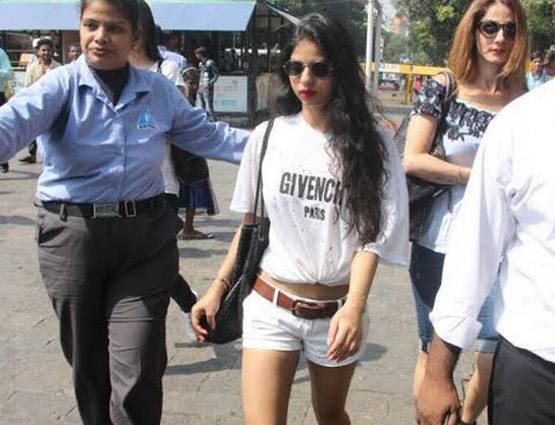 इंटरनेट की नई सनसनी हैं सुहाना खान, पहनती हैं 52 हजार का टीशर्ट