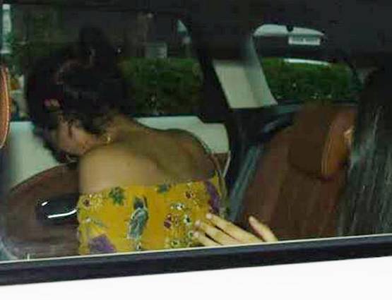 बिना मेकअप बाहर थीं श्रीदेवी की बेटी, कैमरे से छिपाने लगीं मुंह