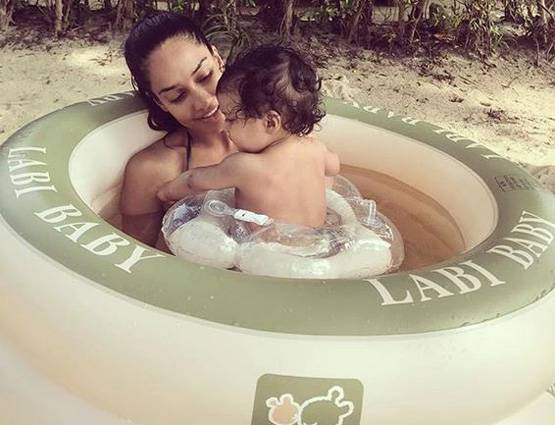 बेबी के साथ लीजा ने कराया फोटोशूट, इंस्टा पर तस्वीरें वायरल
