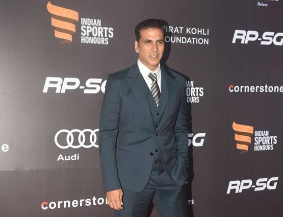 जब हाथों में हाथ डाले नजर आए विराट-अनुष्का, देखें PHOTOS