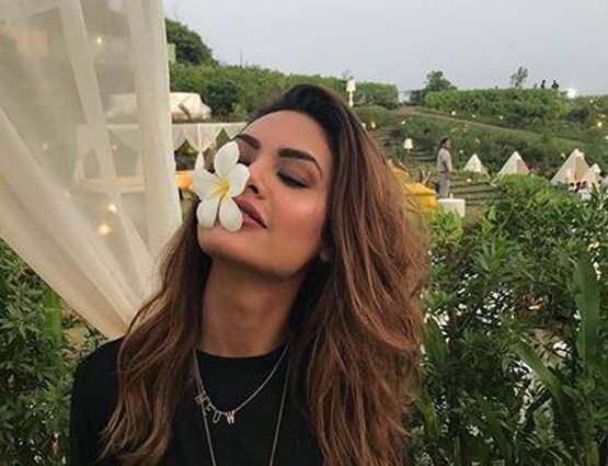 बिकिनी में ऐसे SUN BATH ले रही हैं ईशा गुप्ता, देखें PHOTOS