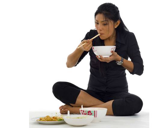 जमीन पर बैठकर खाना खाने से सेहत को होते हैं इतने फायदे!