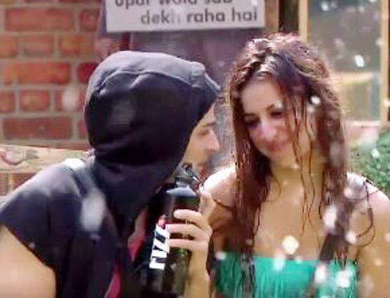 Bigg Boss के घर में पूल पार्टी, साड़ी में नजर आईं अर्शी खान