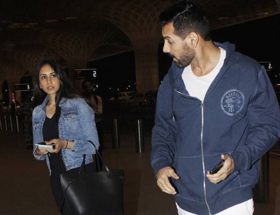 जॉन अब्राहम और प्रिया रुंचाल के बीच सब ठीक, ये तस्वीरें हैं सबूत