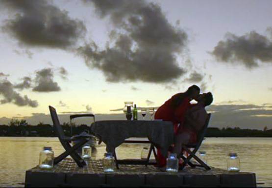 निर्माताओं पर जरीन खान के आरोप-'बिना बताए लंबा किया किसिंग सीन'