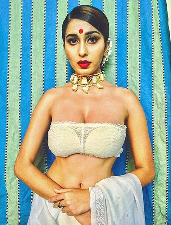 TV एक्ट्रेस ने पूनम पांडे-ईशा को दी मात, Bold Look वायरल