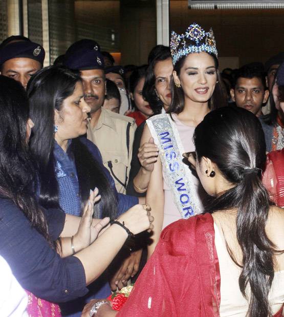 दुनिया जीतकर लौटीं MISS WORLD मानुषी, देखें PHOTOS