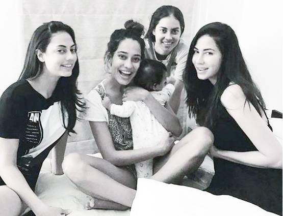 बेबी के साथ लीजा ने कराया फोटोशूट, इंस्टा पर तस्वीरें वायरल