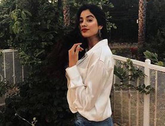 जाह्नवी कपूर ने इंस्टाग्राम अकाउंट किया पब्लिक, देखें 10 BEST PHOTOS