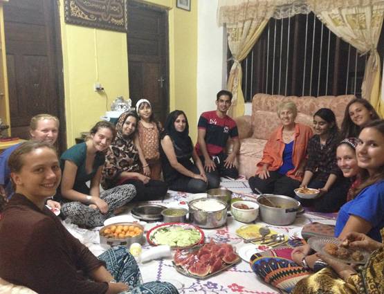 जमीन पर बैठकर खाना खाने से सेहत को होते हैं इतने फायदे!