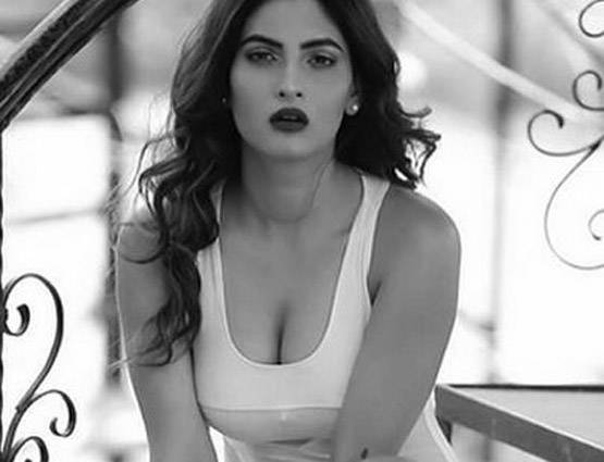 ट्रांसपरेंट SWIMSUIT में दिखी रागिनी MMS की करिश्मा