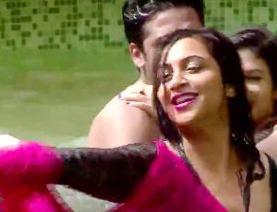 Bigg Boss के घर में पूल पार्टी, साड़ी में नजर आईं अर्शी खान