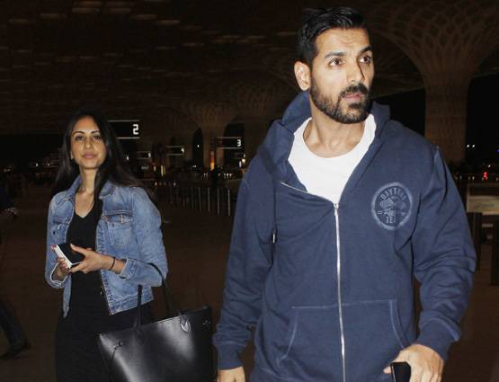 जॉन अब्राहम और प्रिया रुंचाल के बीच सब ठीक, ये तस्वीरें हैं सबूत