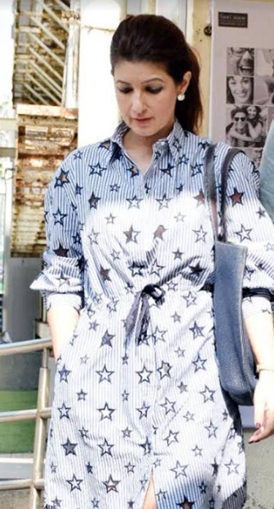 परिवार के साथ अक्षय कुमार ने देखी फिल्म, सभी का दिखा DENIM लुक