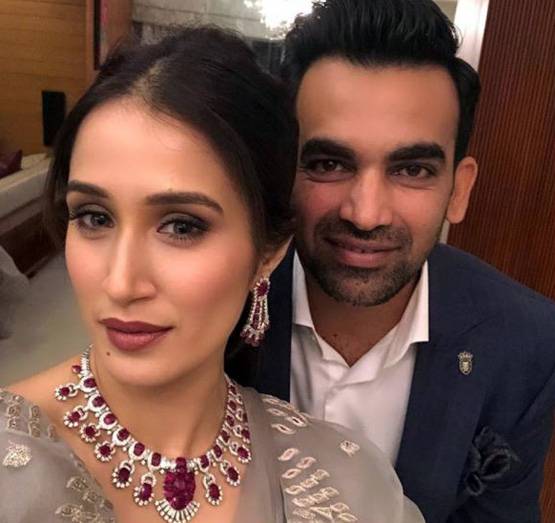 जहीर-सागरिका की रिसेप्शन पार्टी में जमकर थि‍रके विराट-अनुष्का