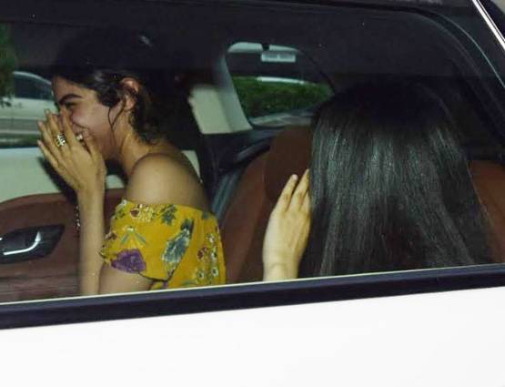 बिना मेकअप बाहर थीं श्रीदेवी की बेटी, कैमरे से छिपाने लगीं मुंह