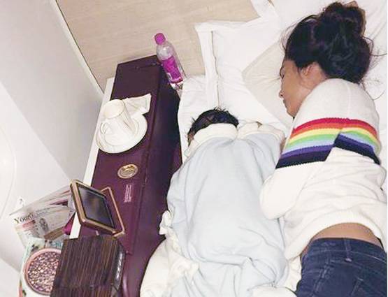 बेबी के साथ लीजा ने कराया फोटोशूट, इंस्टा पर तस्वीरें वायरल