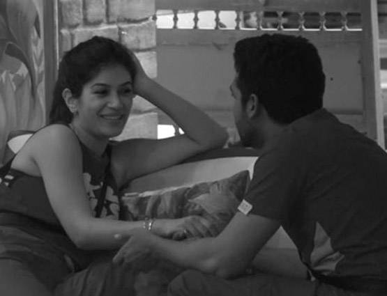 PHOTOS: रजाई तो कभी बाथरूम, ऐसे पुनीश-बंदगी कर रहे हदें पार