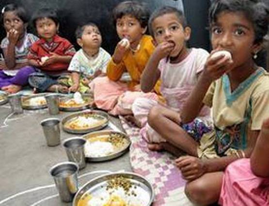 जमीन पर बैठकर खाना खाने से सेहत को होते हैं इतने फायदे!