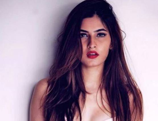 ट्रांसपरेंट SWIMSUIT में दिखी रागिनी MMS की करिश्मा