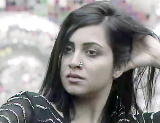 Bigg Boss: घरवालों के जाल में फंसीं अर्शी, जेल में मनाएंगी बर्थ डे