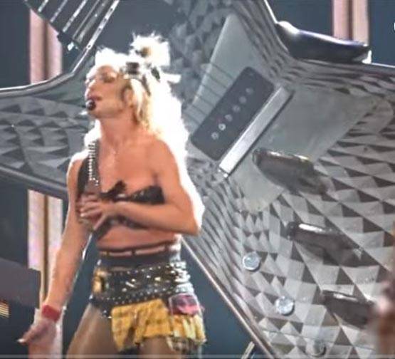 कंसर्ट के दौरान स्लिप हुई ब्रि‍टनी स्पीयर्स की ड्रेस, PHOTOS