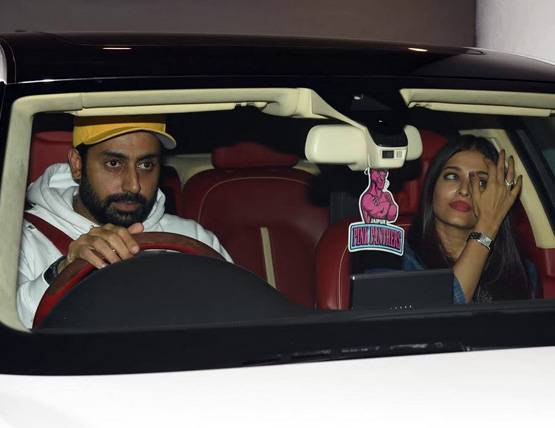 ऐश्वर्या का कैजुअल लुक, शॉर्ट डेनिम ड्रेस में पहुंची मनीष के घर