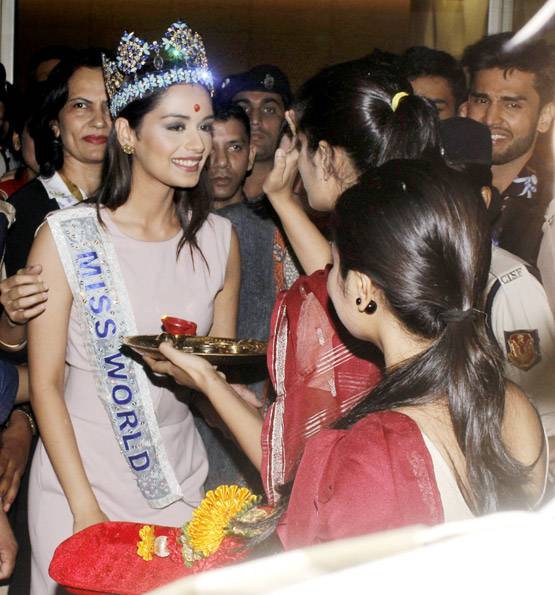 दुनिया जीतकर लौटीं MISS WORLD मानुषी, देखें PHOTOS