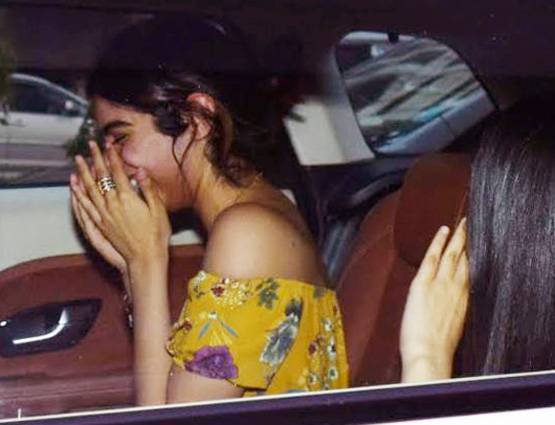 बिना मेकअप बाहर थीं श्रीदेवी की बेटी, कैमरे से छिपाने लगीं मुंह