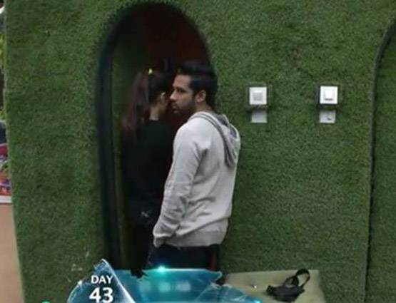 PHOTOS: रजाई तो कभी बाथरूम, ऐसे पुनीश-बंदगी कर रहे हदें पार